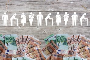 المساعدة في نفقات المعيشة رسم توضيحي لأشكال تمثل أشخاصاً في مواقف مختلفة وأوراق نقدية تحتها