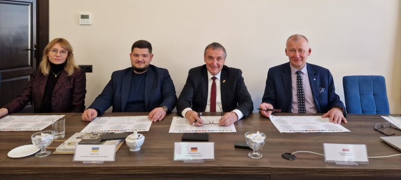 المسؤولون يوقعون على إعلان "عقد الشباب والذكرى