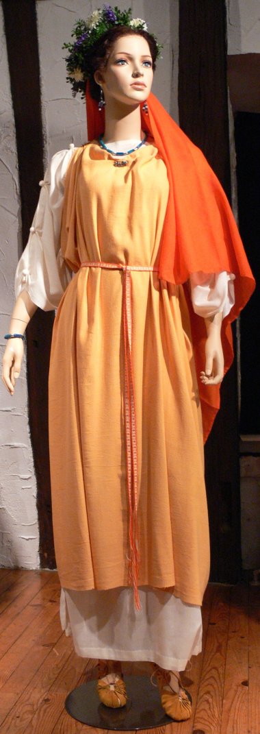 صورة لتمثال عرض أزياء بملابس أعيد تركيبها.