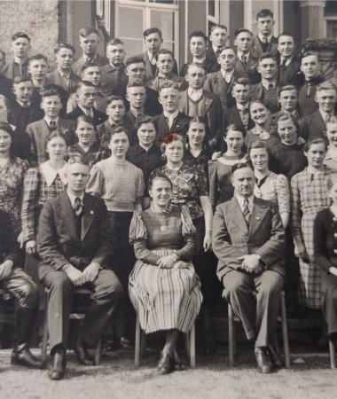 صورة جماعية بالأبيض والأسود لحوالي 40 شخصًا.