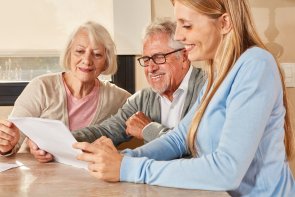 Daughter helps senior citizens with insurance and pensions Daughter helps senior citizens with insurance and pensions