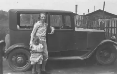 Änne Meier, end of the 1920s Black and white photo of a woman in front of a car.