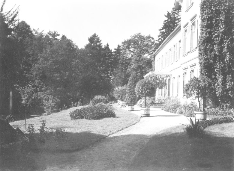 Black and white photo of Elsterstein Castle.