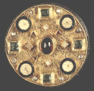 Gold disc brooch from grave 44 in Altheim Colour photo of a golden disc brooch with gemstone inserts.