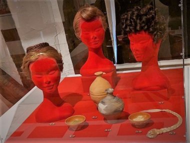 Photo of an exhibition showcase on the subject of hairstyles.