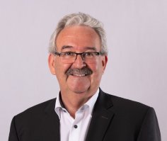District gas members District councillor Peter Nagel CDU