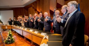 Partenaires de l'alliance Les alliés dans le cadre de l'acte fondateur de l'Alliance se tiennent côte à côte en se tenant la main.