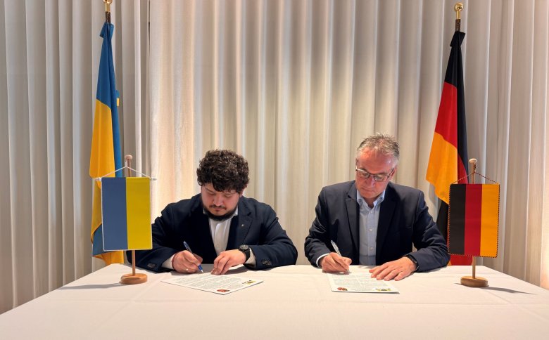 Lors de la signature de la charte de jumelage : le président du conseil du district de Lviv Andrij Sulym et le Landrat de l'arrondissement de Saarpfalz Frank John. Photo : Anika Bäcker Lors de la signature de la charte de jumelage : le président du conseil du district de Lviv Andrij Sulym et le Landrat de l'arrondissement de Saarpfalz Frank John. Photo : Anika Bäcker