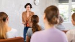 Une jeune femme donne une conférence à un groupe de femmes