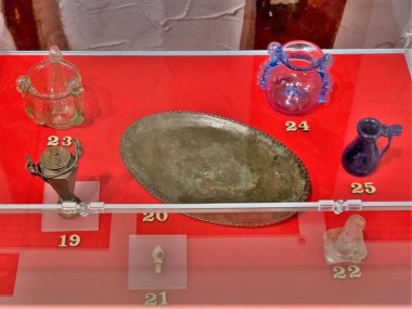 Photo d'une vitrine d'exposition avec des objets sur le thème des parfums.