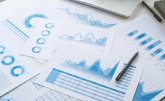 plusieurs graphiques sur papier sont superposés