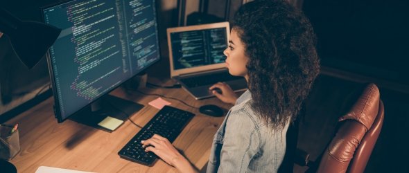 Femme programmant sur ordinateur
