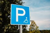 Panneau pour une place de parking réservée aux personnes handicapées