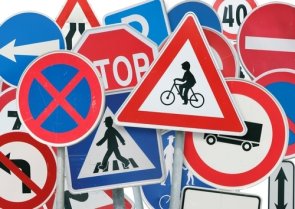 Plusieurs panneaux de signalisation