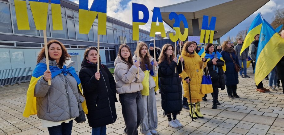 L'opuscolo "Noi insieme" tenuto dalle donne ucraine durante una manifestazione a Saarbrücken nell'anniversario dell'inizio della guerra. Foto: Dr Violetta Frys. L'opuscolo "Noi insieme" tenuto dalle donne ucraine durante una manifestazione a Saarbrücken nell'anniversario dell'inizio della guerra. Foto: Dr Violetta Frys.