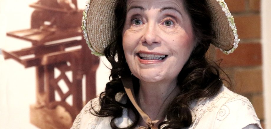 Sulle tracce della storia della democrazia: Monika Link, alias la vedova Regina Wirth, compie un giro nel centro di Homburg – sullo sfondo, un’immagine della macchina da stampa su cui veniva prodotta la «Deutsche Tribüne». Sulle tracce della storia della democrazia: Monika Link, alias la vedova Regina Wirth, compie un giro nel centro di Homburg – sullo sfondo, un’immagine della macchina da stampa su cui veniva prodotta la «Deutsche Tribüne».