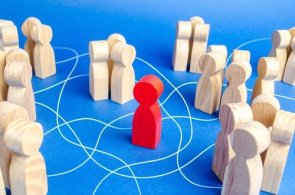 Una persona privata della comunicazione con la società, ha difficoltà a integrarsi. Una persona privata della comunicazione con la società, ha difficoltà a integrarsi.