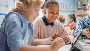 Due bambini che imparano con una sola tavoletta