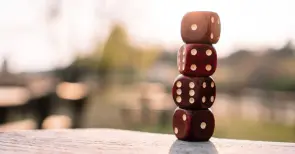 Pietre miliari Quattro cubi su un tavolo di legno nel verde