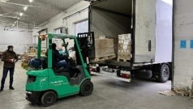 Convogli di aiuti per l'Ucraina I convogli di aiuti per l'Ucraina vengono caricati
