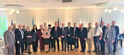 Alla cerimonia della Settimana Europea - i relatori della serata: Gilbert Schuh (4° da sinistra), Barbara Pilawa-Kraus (7° da sinistra), Dr Violetta Frys (9° da sinistra), Andrij Sulym (10° da sinistra), David Lindemann (11° da sinistra), Marek Głuszko (12° da sinistra), Taras Zholubak (13° da sinistra) e l'ospite del Landrat Franklin.), David Lindemann (11° da sinistra), Marek Głuszko (12° da sinistra), Taras Zholubak (13° da sinistra) e l'Amministratore del Distretto ospitante Frank John (14° da sinistra) con i delegati di Polonia e Ucraina. Foto: Anika Bäcker Alla cerimonia della Settimana Europea - i relatori della serata: Gilbert Schuh (4° da sinistra), Barbara Pilawa-Kraus (7° da sinistra), Dr Violetta Frys (9° da sinistra), Andrij Sulym (10° da sinistra), David Lindemann (11° da sinistra), Marek Głuszko (12° da sinistra), Taras Zholubak (13° da sinistra) e l'ospite del Landrat Franklin.), David Lindemann (11° da sinistra), Marek Głuszko (12° da sinistra), Taras Zholubak (13° da sinistra) e l'Amministratore del Distretto ospitante Frank John (14° da sinistra) con i delegati di Polonia e Ucraina. Foto: Anika Bäcker