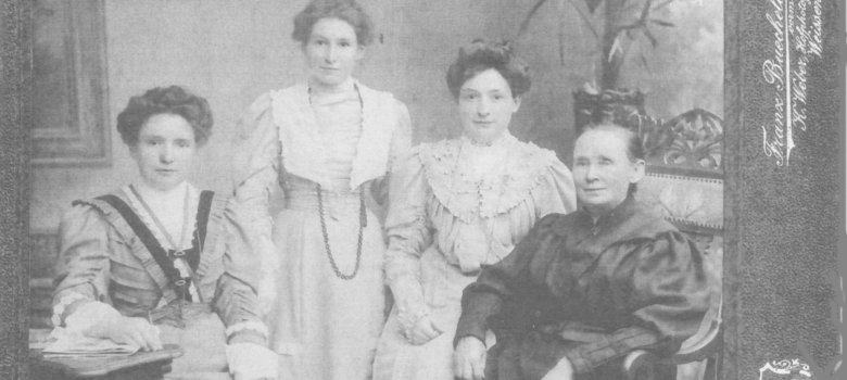 Barth_3 Sorelle con la madre Foto in bianco e nero di Madre Barth vestita di nero e seduta con le sue tre figlie.