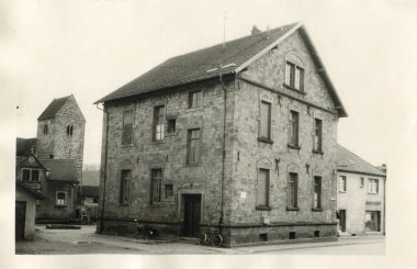 Edificio scolastico Blickweiler Foto in bianco e nero di un edificio in mattoni a tre piani.