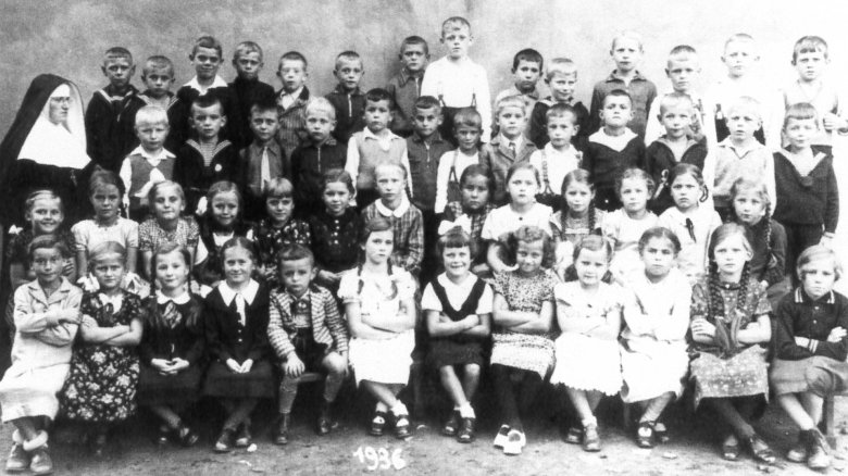 Foto scolastica del 1936 con le classi dal 1928 al 1930 della scuola elementare Blickweiler Foto di gruppo in bianco e nero con circa 50 bambini e una suora.