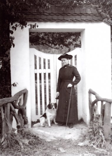 Ritratto donna con cane Foto in bianco e nero di una donna con un cane.