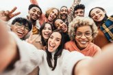 Lavoro con i bambini e i giovani Un gruppo di giovani adulti si scatta un selfie