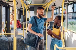 Stowarzyszenie celowe na rzecz lokalnego transportu publicznego Dwie osoby rozmawiające w autobusie