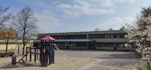 Szkoła Siebenpfeiffer Podwórko szkolne i budynek szkoły Siebenpfeiffer w Homburgu