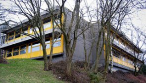 Widok z boku szkoły gminnej Mandelbachtal-Schmelzerwald