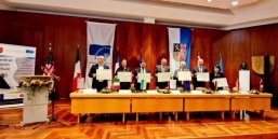 Podpisując certyfikat Międzynarodowego Sojuszu Muzeów, osoby odpowiedzialne trzymają go w górze