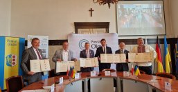 Osoby odpowiedzialne za Deklarację z Trippstadt trzymają dokument w ręku