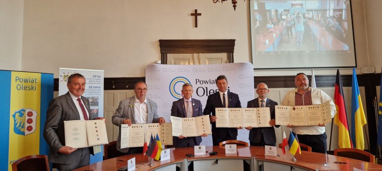 Osoby odpowiedzialne za Deklarację z Trippstadt trzymają dokument w ręku