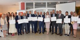 Partnerzy deklaracji na Szczycie Biosfery trzymają deklarację w rękach