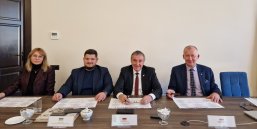 Osoby odpowiedzialne za proklamację Dekady Młodzieży i Pamięci podpisują proklamację