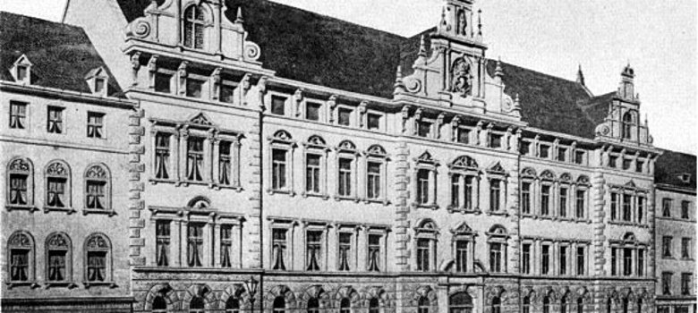 Parlament Państwowy Prannerstraße Czarno-białe zdjęcie bawarskiego parlamentu przy Prannerstraße.