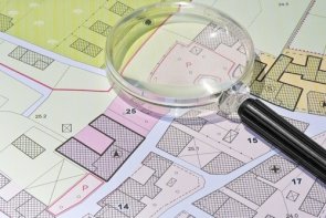 Нагрузка на здание Увеличительное стекло на строительном плане