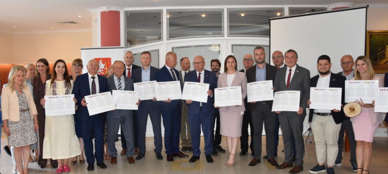 Партнеры декларации на Биосферном саммите держат в руках декларацию