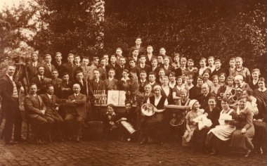Фотография в сепиа-тонах, на которой запечатлена группа из примерно 60 человек.