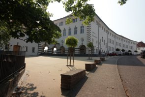Ingbert'teki Leibniz-Gymnasium'un yandan görünümü