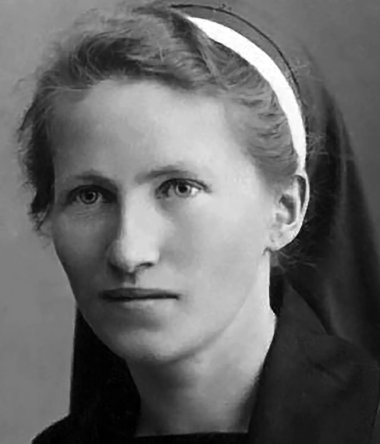 Änne Meier 1921 Başörtülü bir kadının siyah beyaz fotoğrafı.