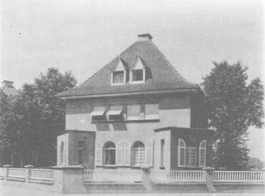 Barth_House Siyah beyaz fotoğraf: Üç katlı bir evin dış görünümü.