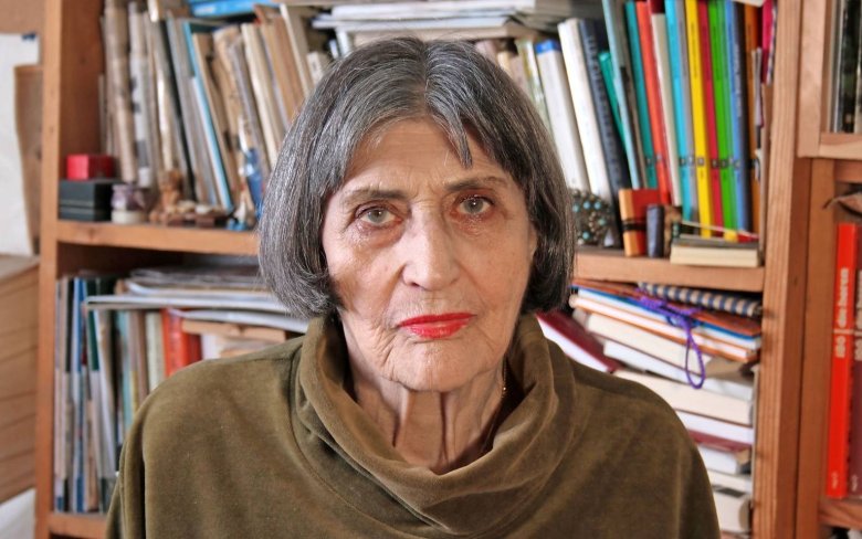 Edith Aron Röportajı Edith Aron'un gri saçlı renkli fotoğrafı.