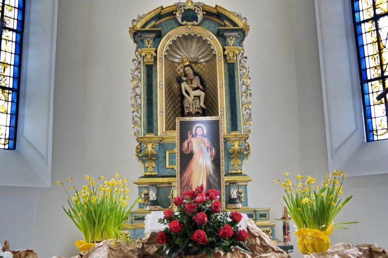 Ok Meryeminin mucizevi görüntüsü Kutsal Haç Şapeli'ndeki Oklu Madonna'nın renkli fotoğrafı.