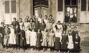 Grup fotoğrafı sigara fabrikası Blieskastel'deki sigara fabrikasının önünde çalışan işçilerin siyah beyaz fotoğrafı.