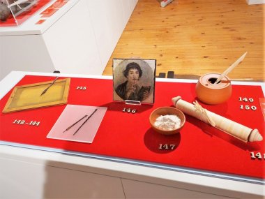 Eğitim konulu bir serginin fotoğrafı.