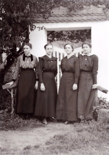Grup portresi Dört kadının siyah beyaz grup fotoğrafı.